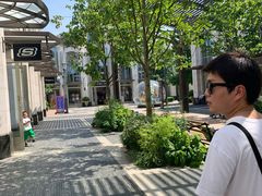 -奕欧来上海购物村停车场