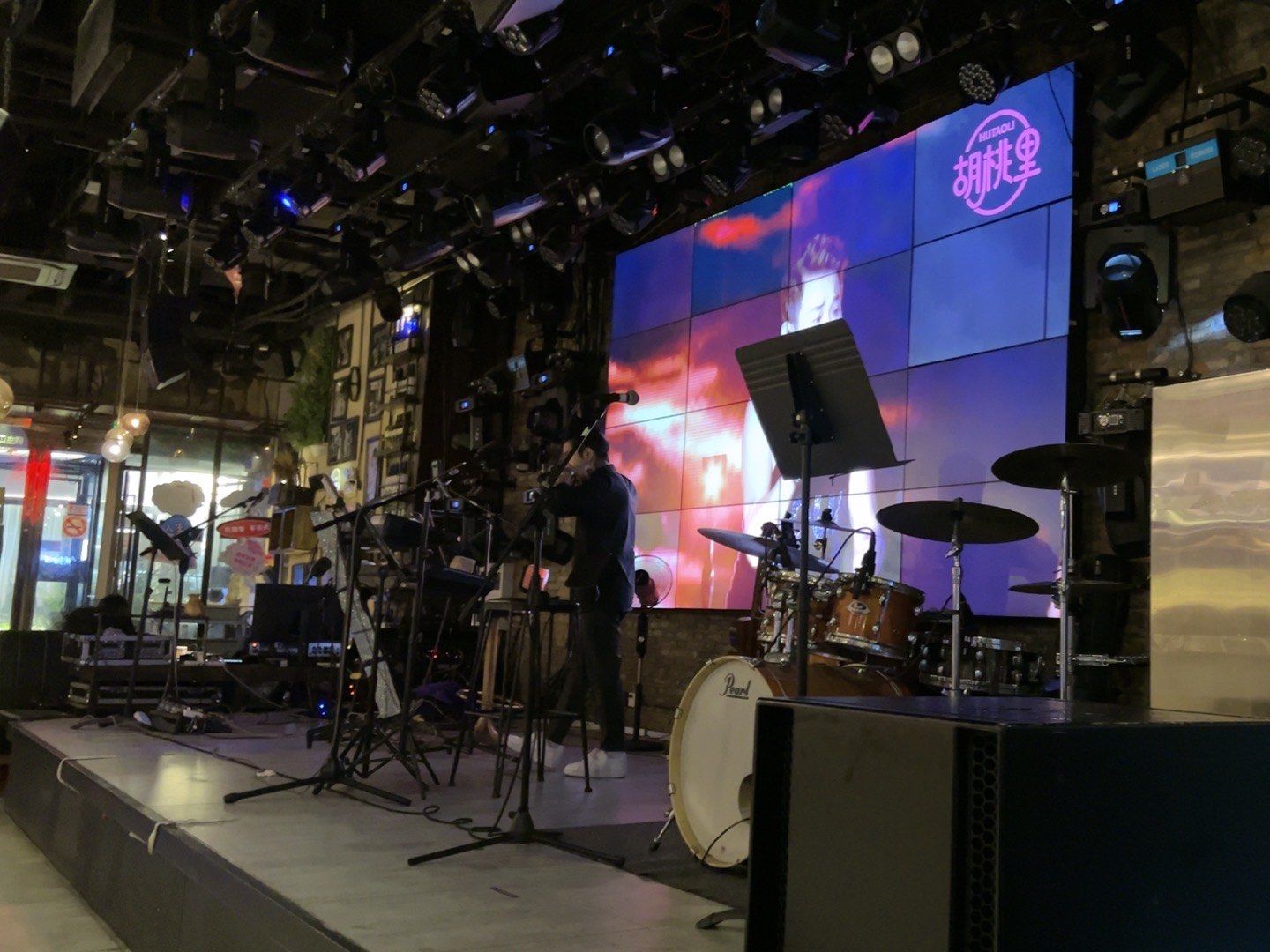 胡桃里音乐酒馆(爱琴海店)」环境蛮好的,挺有情调的,还有一些歌手驻唱