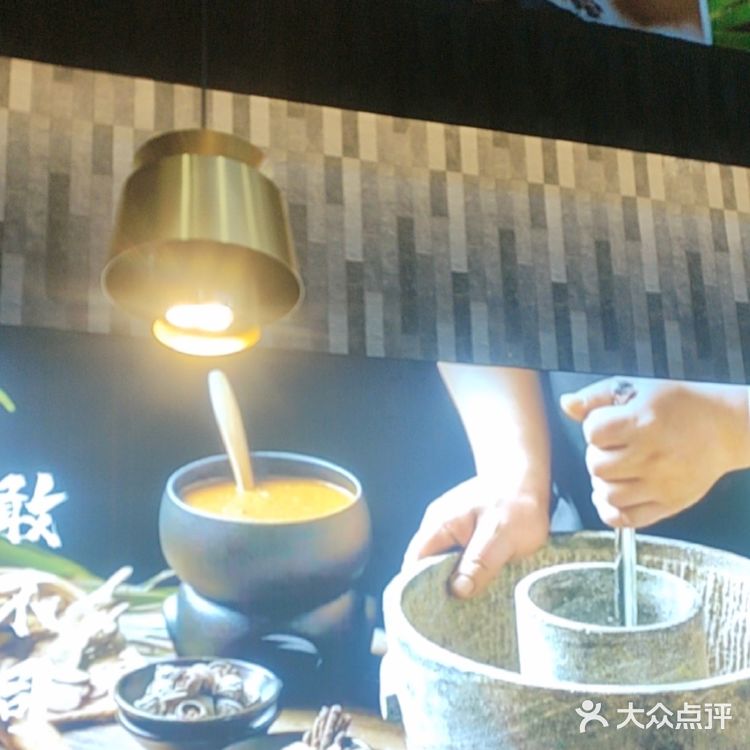 能够为客人详细的介绍步骤，这家餐厅的冰煮羊真是一绝