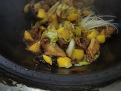 小鸡炖蘑菇-粘豆包柴火铁锅炖