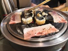 -围炉肉舍•炭烤活鳗•丹东海鲜烤肉(步行街店)