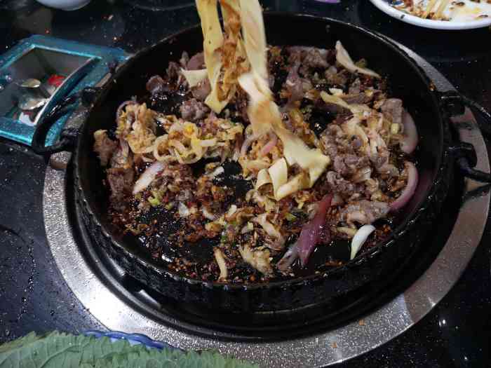 冯家屯金子烤肉(二分店)-"「牛肉」我和朋友俩女孩吃了四盘牛肉,不是.