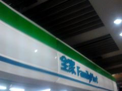 门面-全家便利店(宜山路站店)