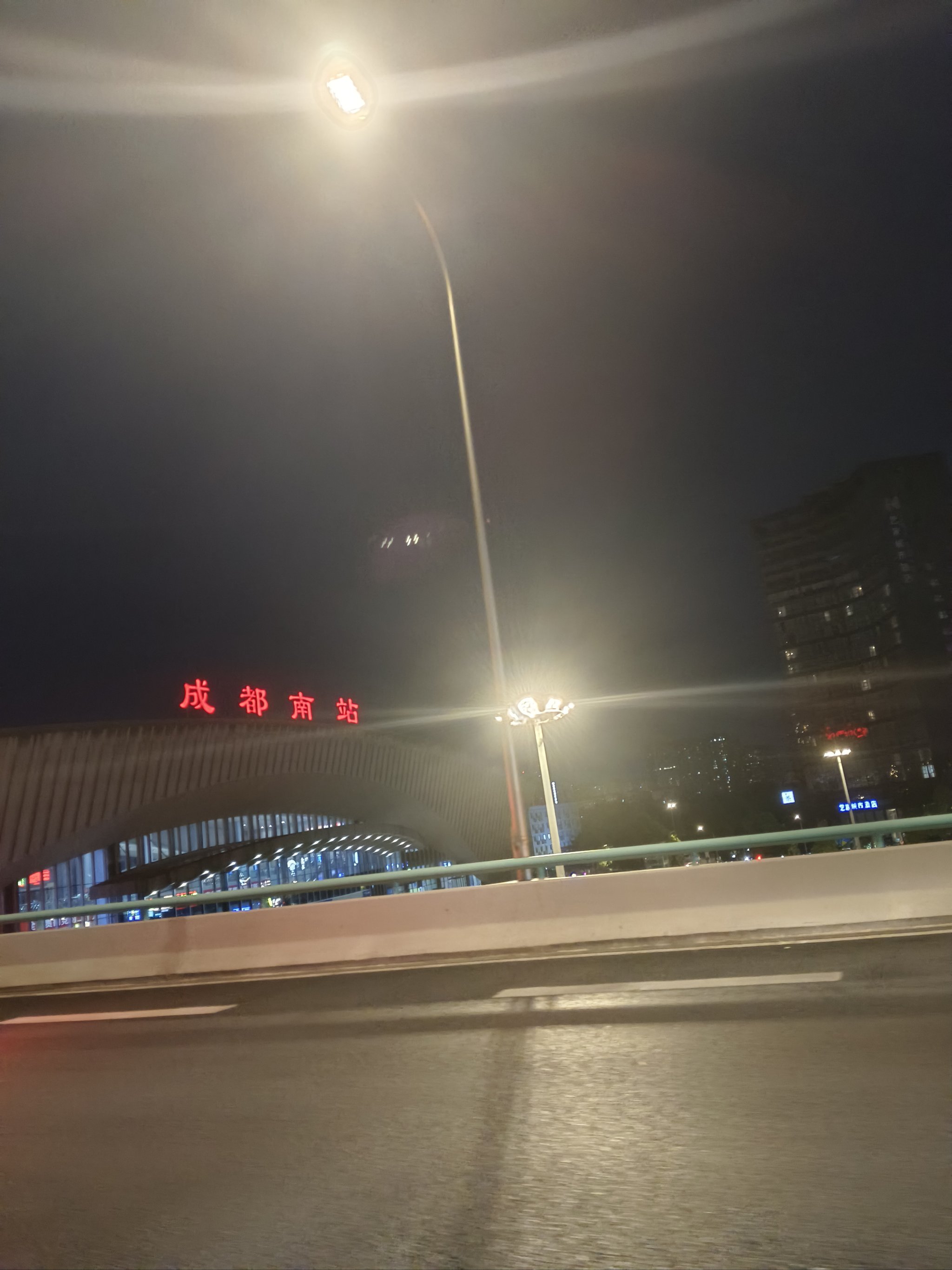 火车站台夜晚图片