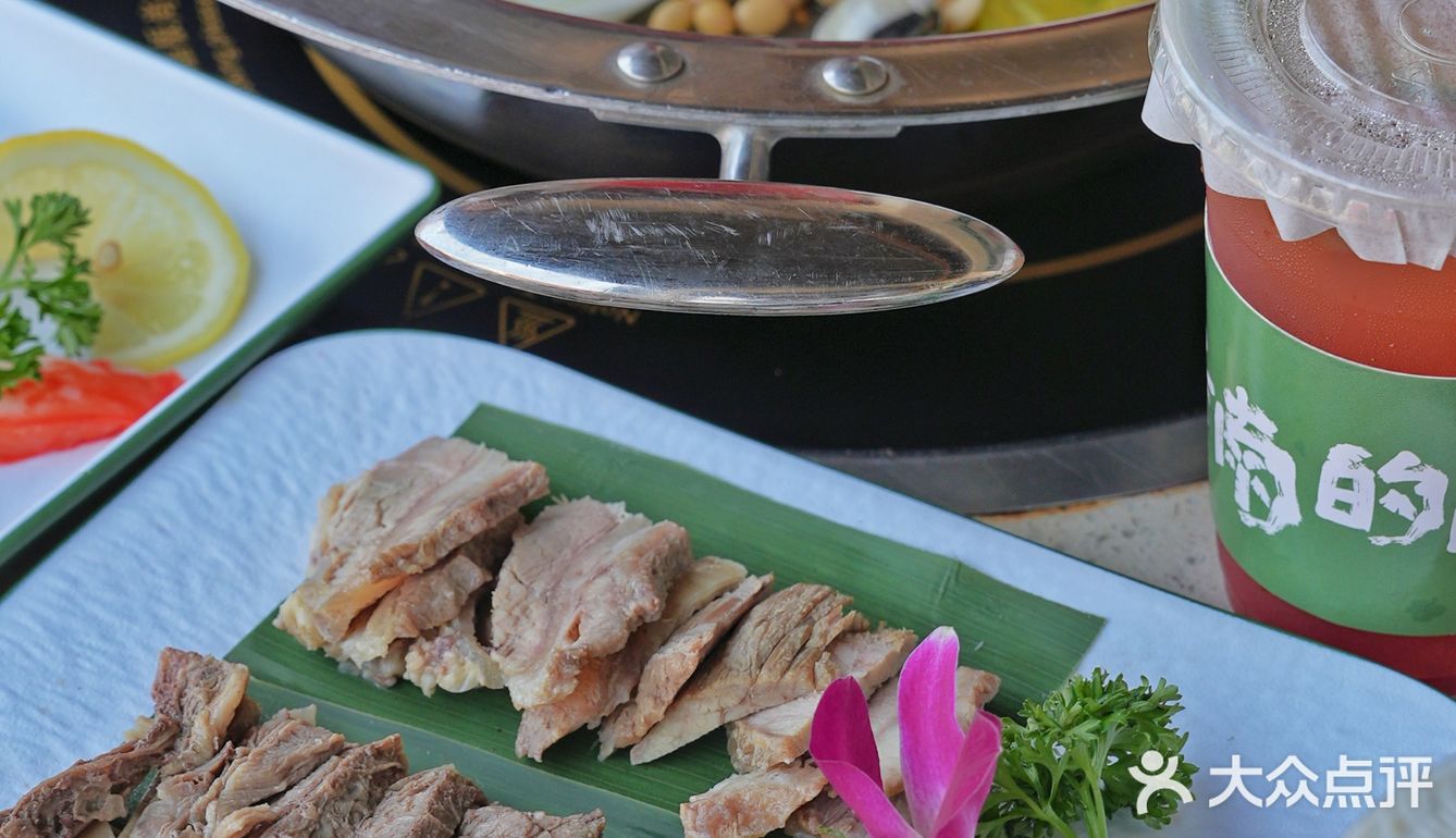 在东榕美食广场就能吃到正宗琼州招牌——糟粕醋火锅