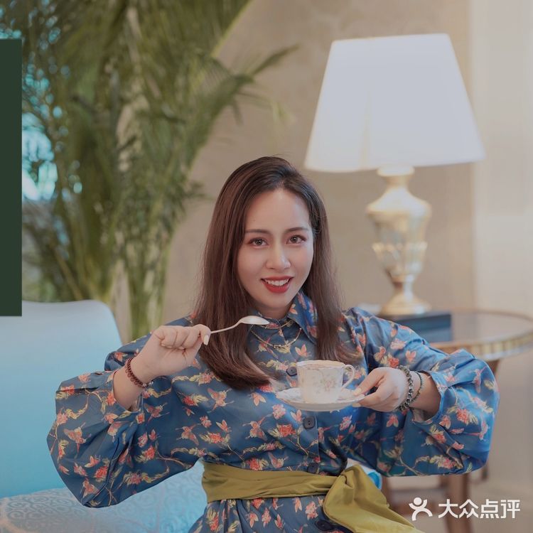 丽思卡尔顿 X René Caovilla联名下午茶,美炸