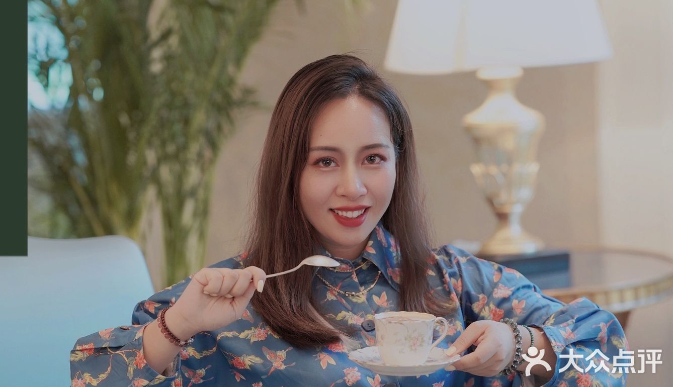 丽思卡尔顿 X René Caovilla联名下午茶，美炸