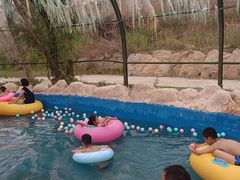 -黄河谷马拉湾海浪浴场