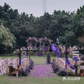 整个婚礼从粉色过渡到紫色