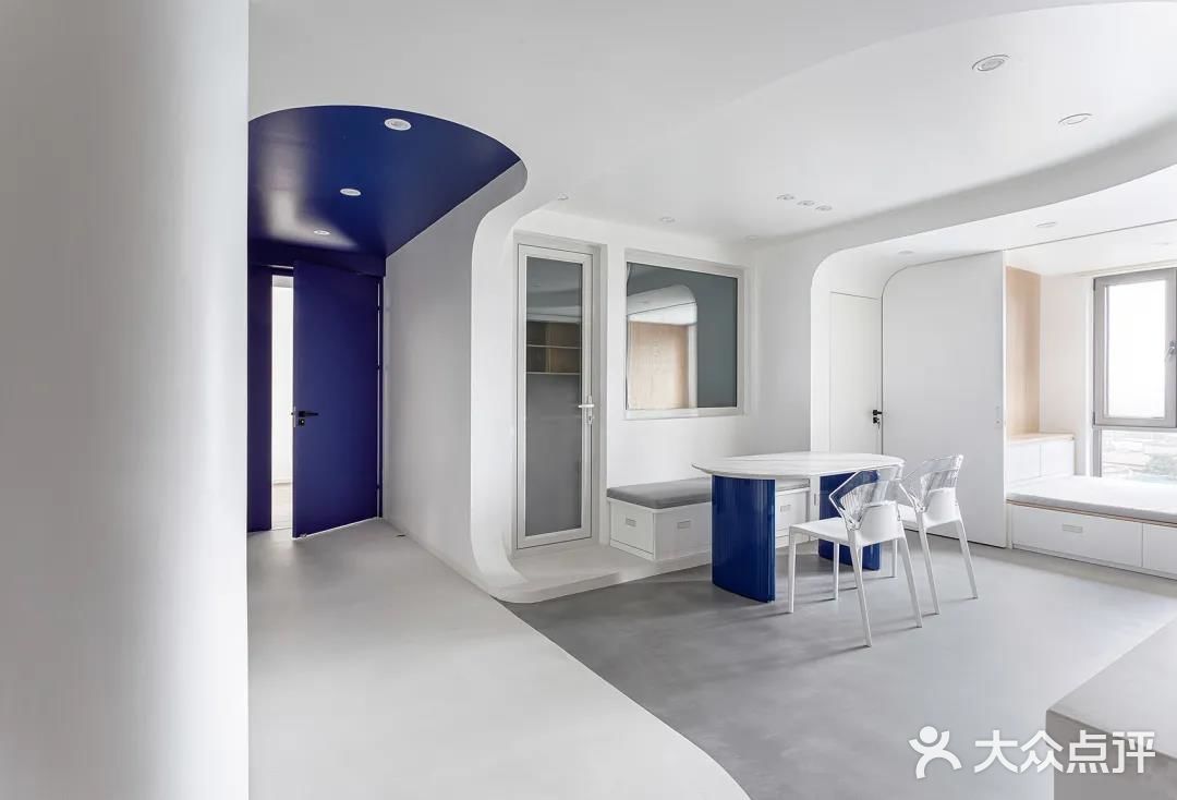 克莱因蓝下的流线型音乐之家 - 蓝境 