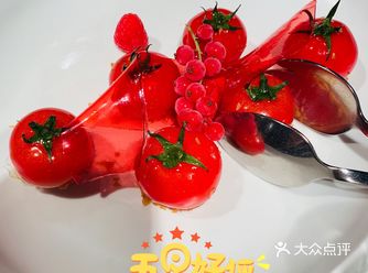 和朋友小聚，大董很大气， 菜品很精致  食材：