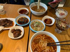 -呷佬·长沙手工米粉(金沙江路店)
