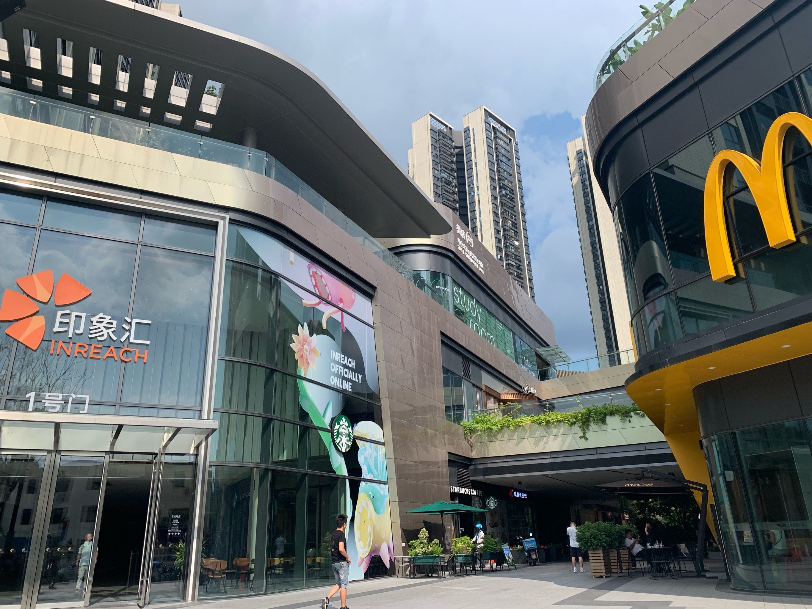 龙华印象汇,也算是比较新的一家商场了,商场面积也不小,装修设计的也