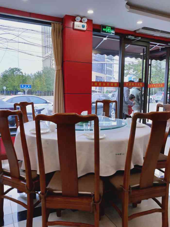 知味斋深井烧鹅(建华西道店)-"今天选择了它家,感觉环境不错,烧鹅正好