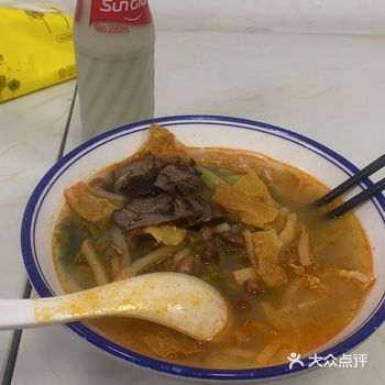 一碗牛肉，一碗原味，再来两口汤，加上一瓶冰镇豆奶