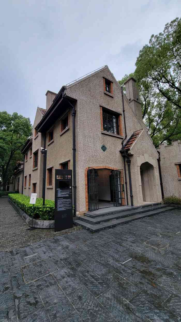 夏衍旧居-"位于衡山路附近的一处文化景点,来参观的人.