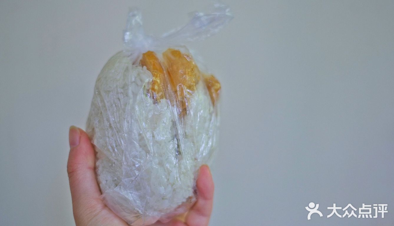 咬痕处的米粘在一起，叼姐说这是糯米比例高的关系