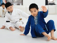 -菠萝格斗巴西柔术训练馆