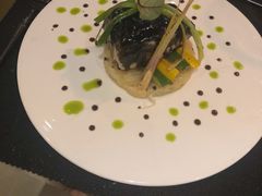 盘煎银鳕鱼配黑橄榄酱汁-AZUL by FUEL蓝色·法式酒馆(琶醍店)