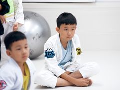 -菠萝格斗巴西柔术训练馆