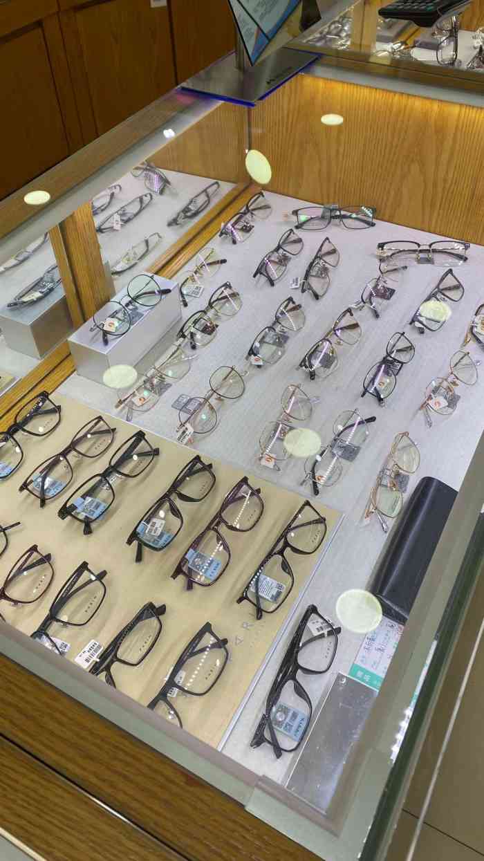 陕光明眼镜(李家村店)-"这家店比较好找,站牌跟前,离地铁口也不远.