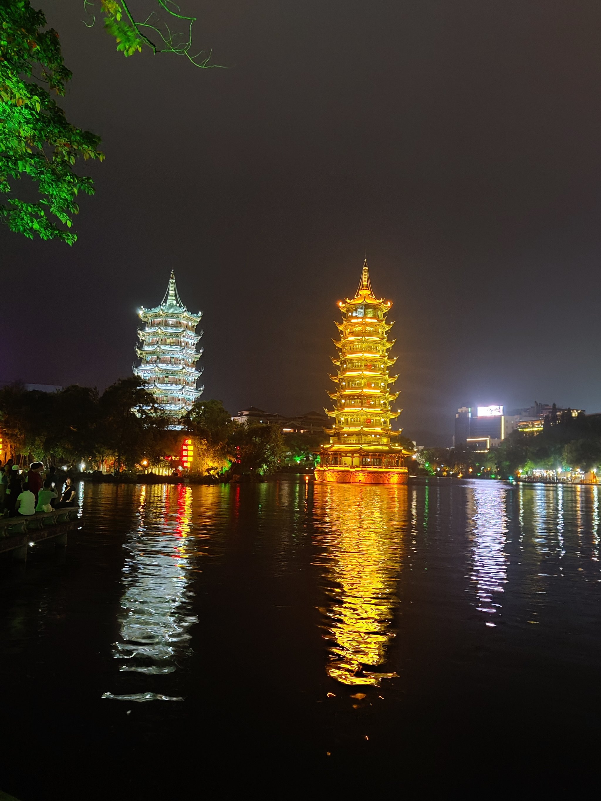 双塔公园夜景图片