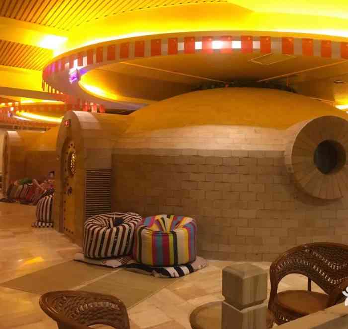 进门之后还是和之前一样感觉里面的装饰非常的符合雅典皇宫非常高大上