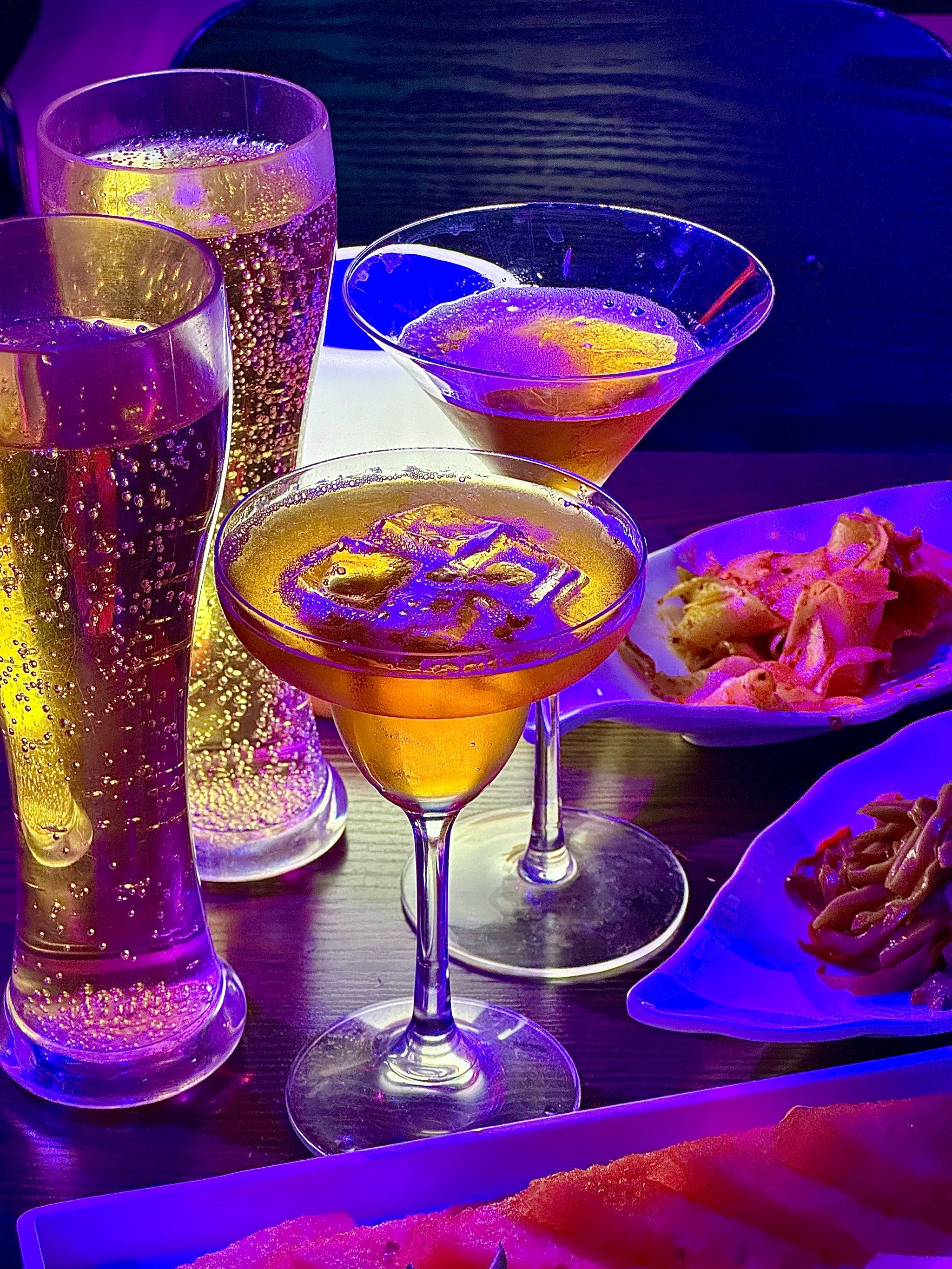 可能这就是网红效应吧
从没见过一个酒吧里能有这么多人
进场的