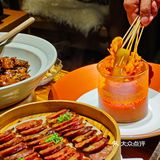 在武汉汉口江滩的尚席·私房菜环境宜人,美食佳肴琳琅满目