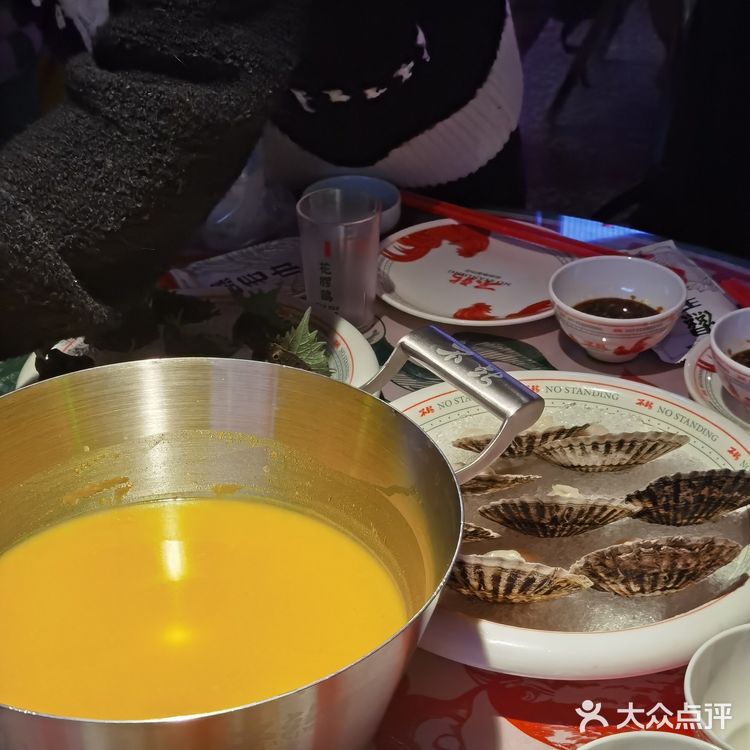 我们每个人都喝了两三碗汤才让小哥哥烫的菜