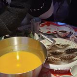 我们每个人都喝了两三碗汤才让小哥哥烫的菜