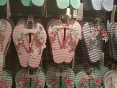 -名创优品(北京新中关购物中心地铁层店)