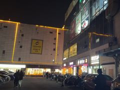 -沃尔玛购物广场-停车场