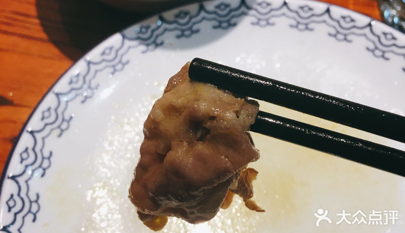 没有那么清爽。店面中间有个自助调料台