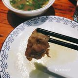 没有那么清爽。店面中间有个自助调料台