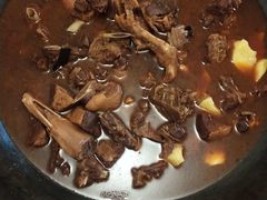 大鹅纯纯的散养鹅-乡村木柴铁锅炖饭店