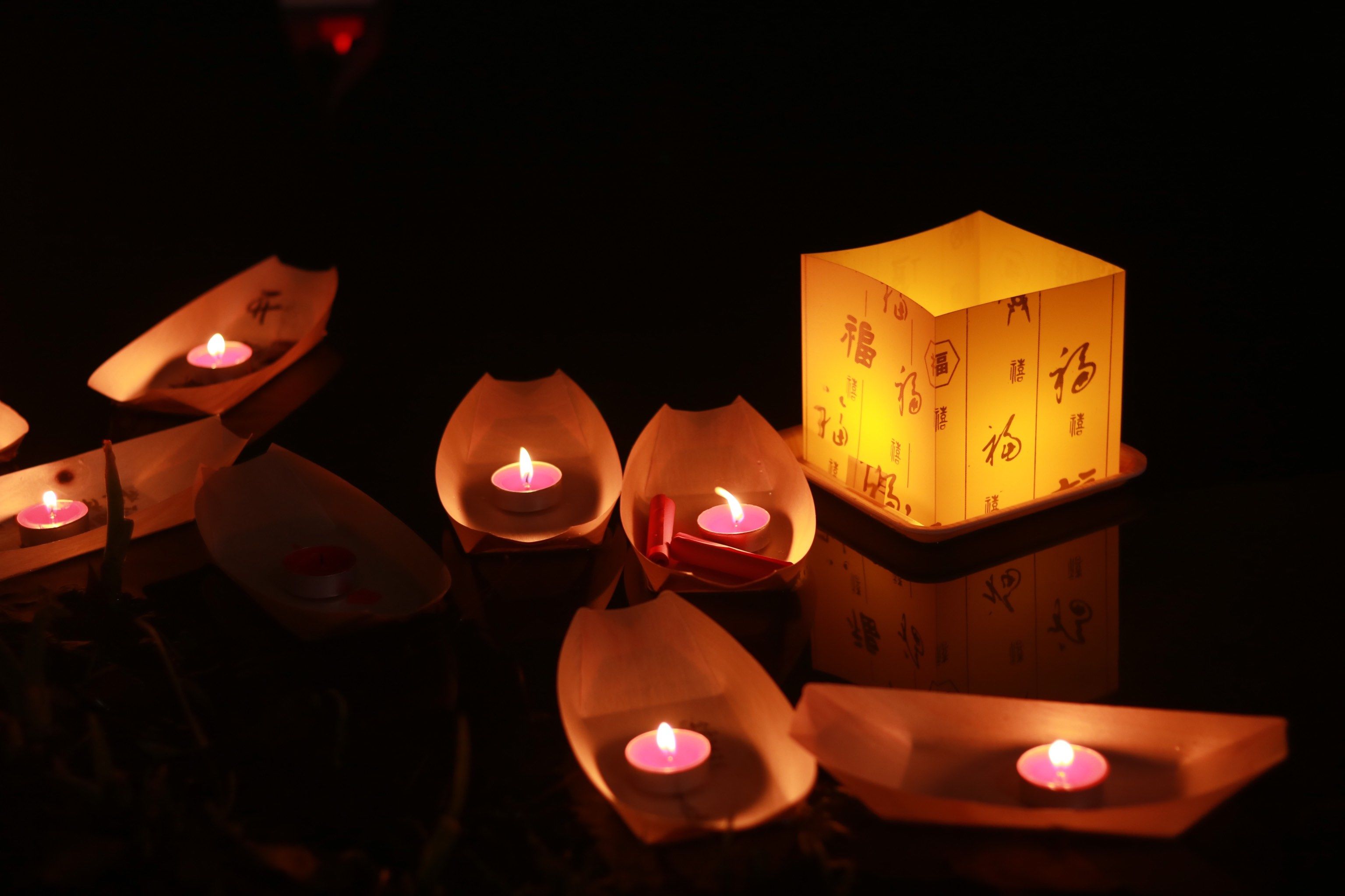 烛光摇曳,映照出心中的愿望:愿家人安康,愿生活顺遂,愿世间美好长存