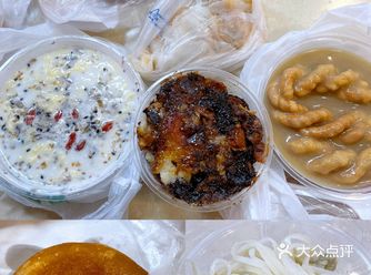 「秋林公司」据说是一个本地人都喜欢吃吃喝喝的好地方