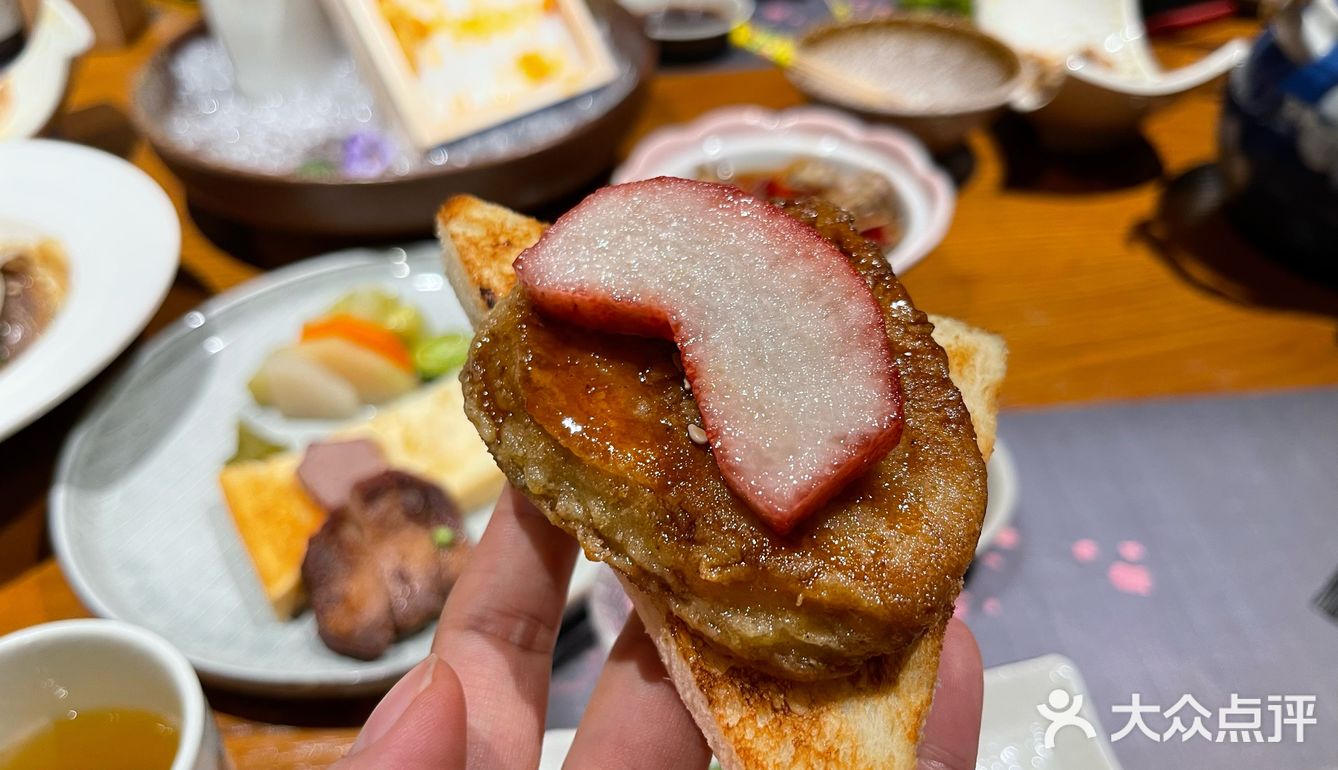 同事生日选择来这家日料餐厅，我们坐了包间，私密性很好