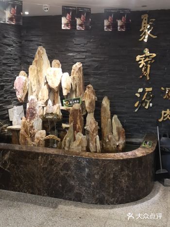 先说环境，环境很舒服 适合家庭聚餐，以及公司同事聚餐