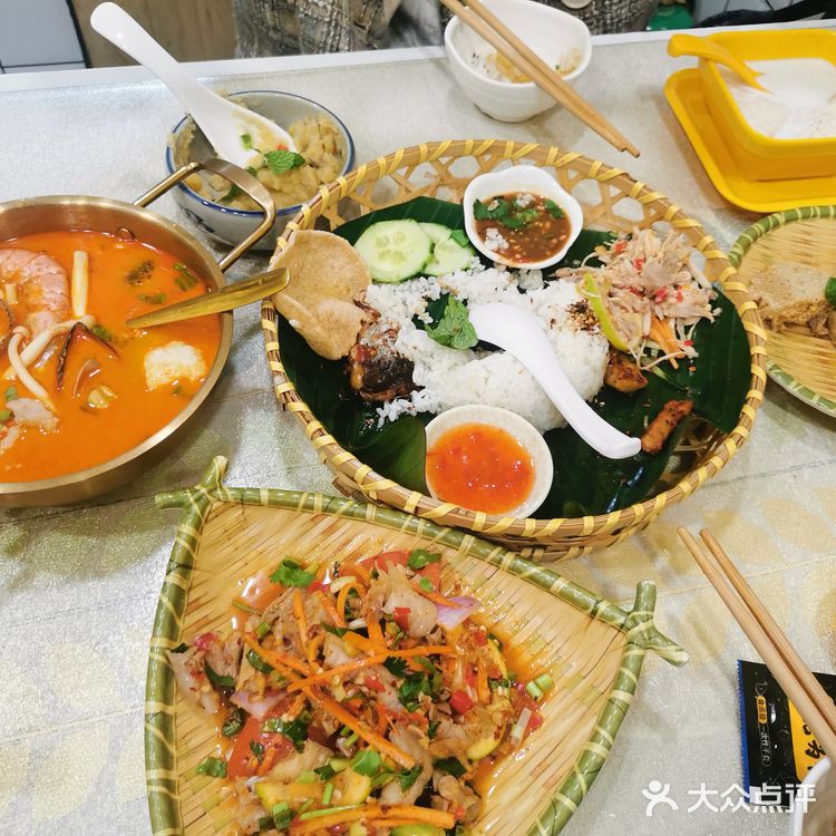 两到三人餐68元，店面其实不太大，但是感觉生意不错