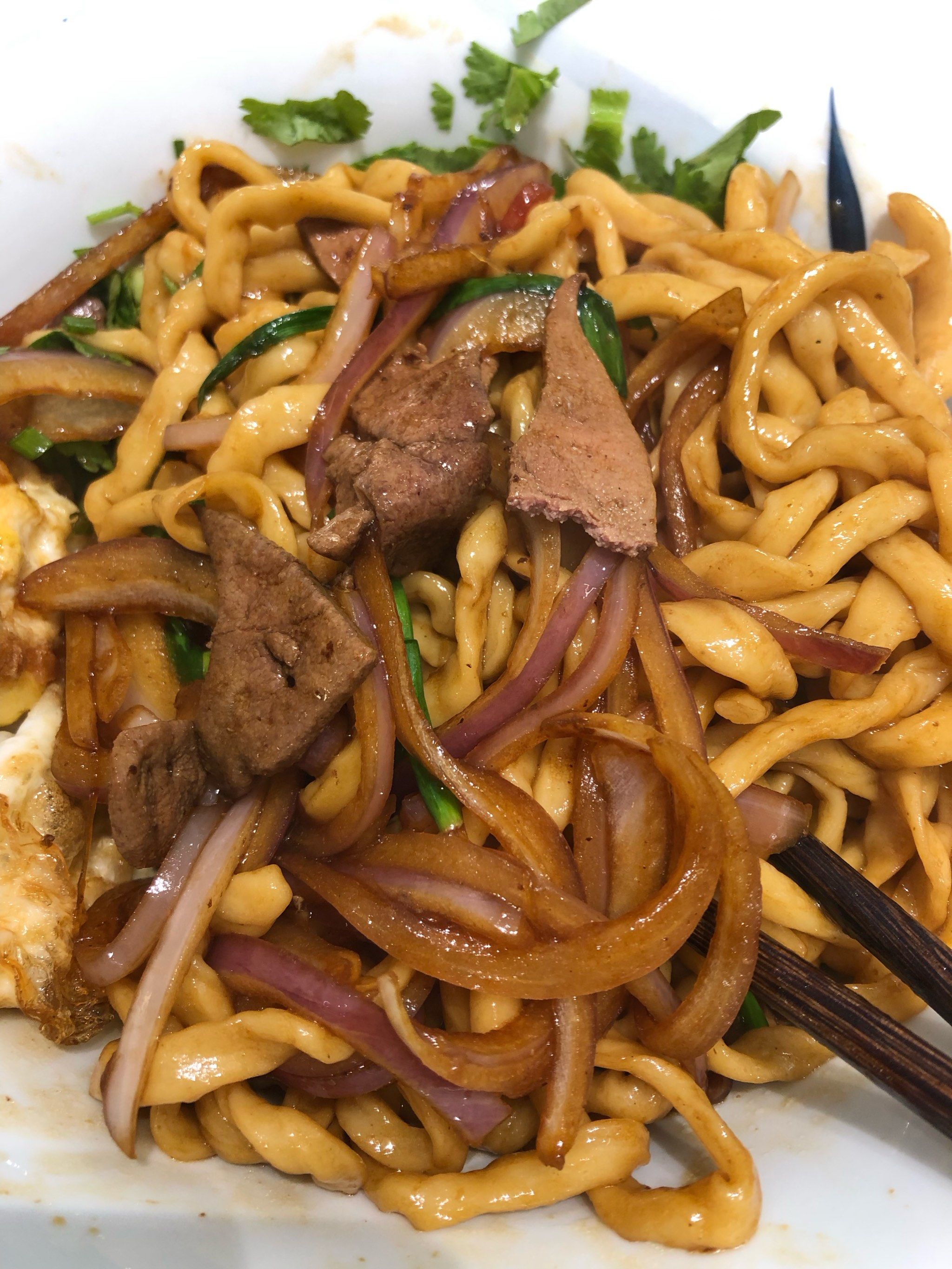 新鲜现做的猪肝拌面,店内环境干净清爽,小菜自助添加