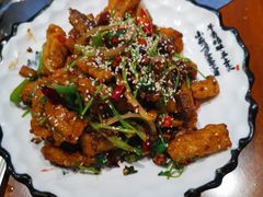 香辣鱼，烧汁香菇，-铁锅炖灶台鱼老三炖鱼馆