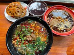 -爆炸头阿姨小四川正宗川味小吃(无任何分店)