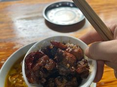 酸菜肉丝米线-越洋肖氏老米线(杨家坪店)