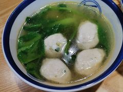 手打鱼丸汤-禧凰·老上海白斩鸡辣肉面店