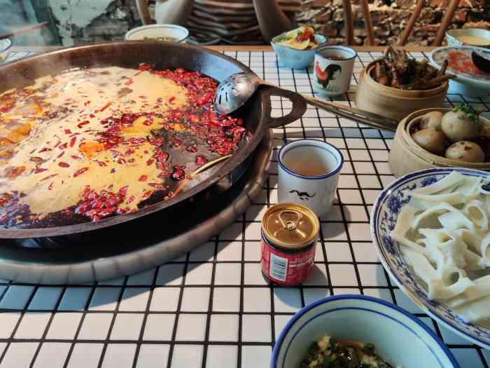 土货老火锅(洪崖洞店)-"[种草]位置:就在洪崖洞旁边,很显眼的.