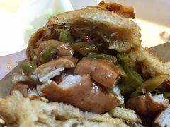 烧饼夹肠头-肠王卤煮(西单食宝街店)