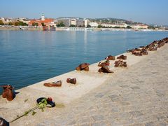 -多瑙河畔鞋履雕塑