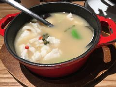 酸汤煮嫩滑鱼片-小大董·烤鸭(凤凰汇店)